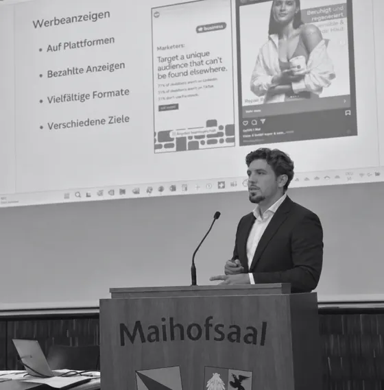 Vortrag über Werbeanzeigen im Maihofsaal