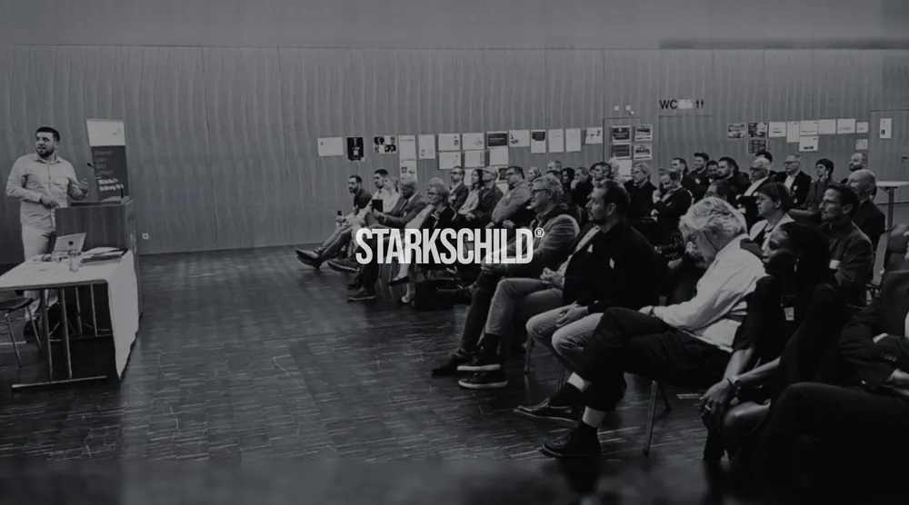 Vortrag von Starkschild vor Publikum im Saal