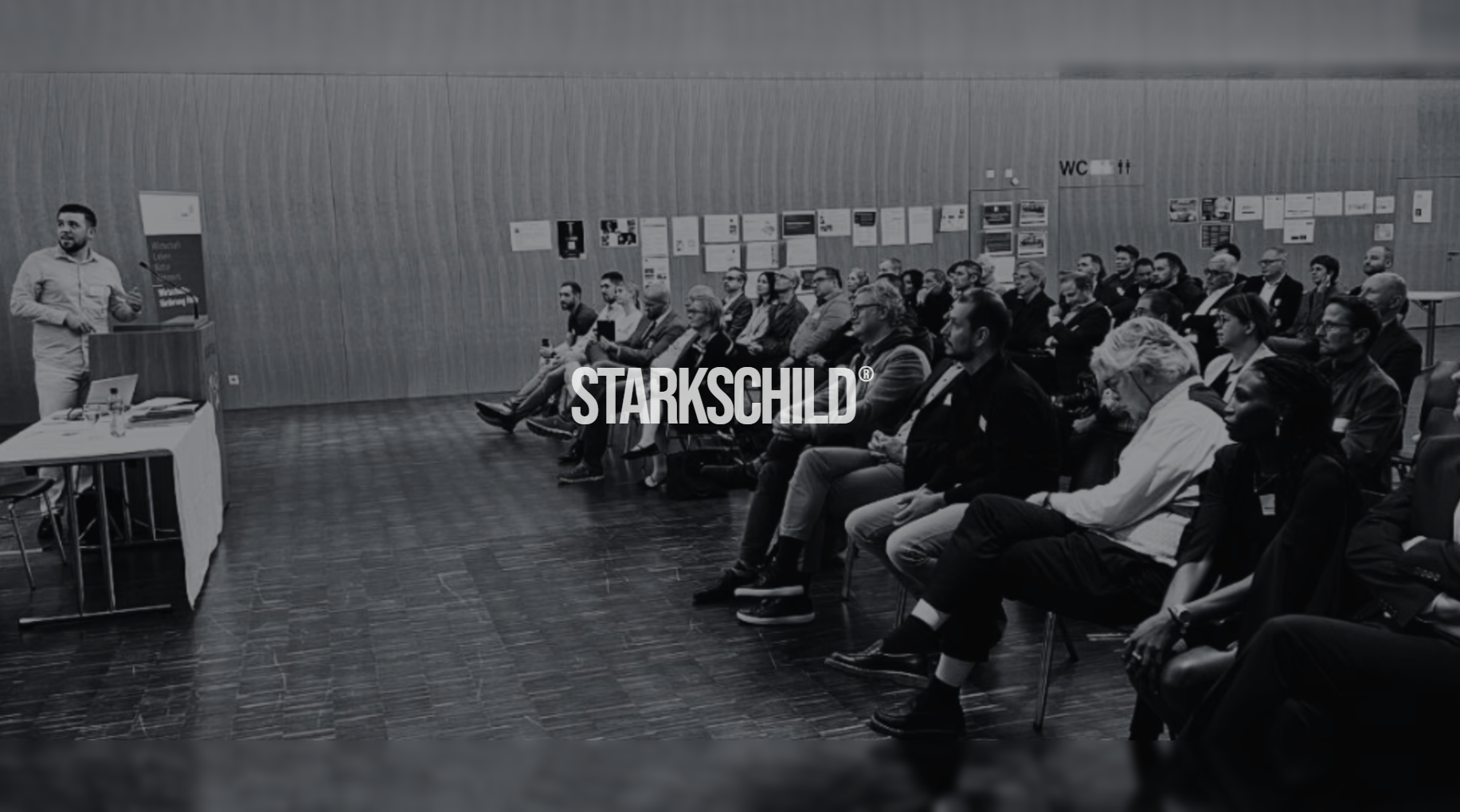 Vortrag von Starkschild vor Publikum im Saal