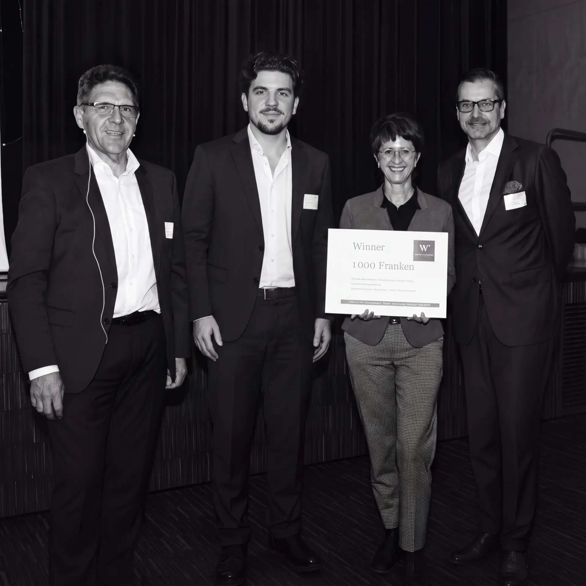 Preisübergabe an Starkschild mit Siegerurkunde